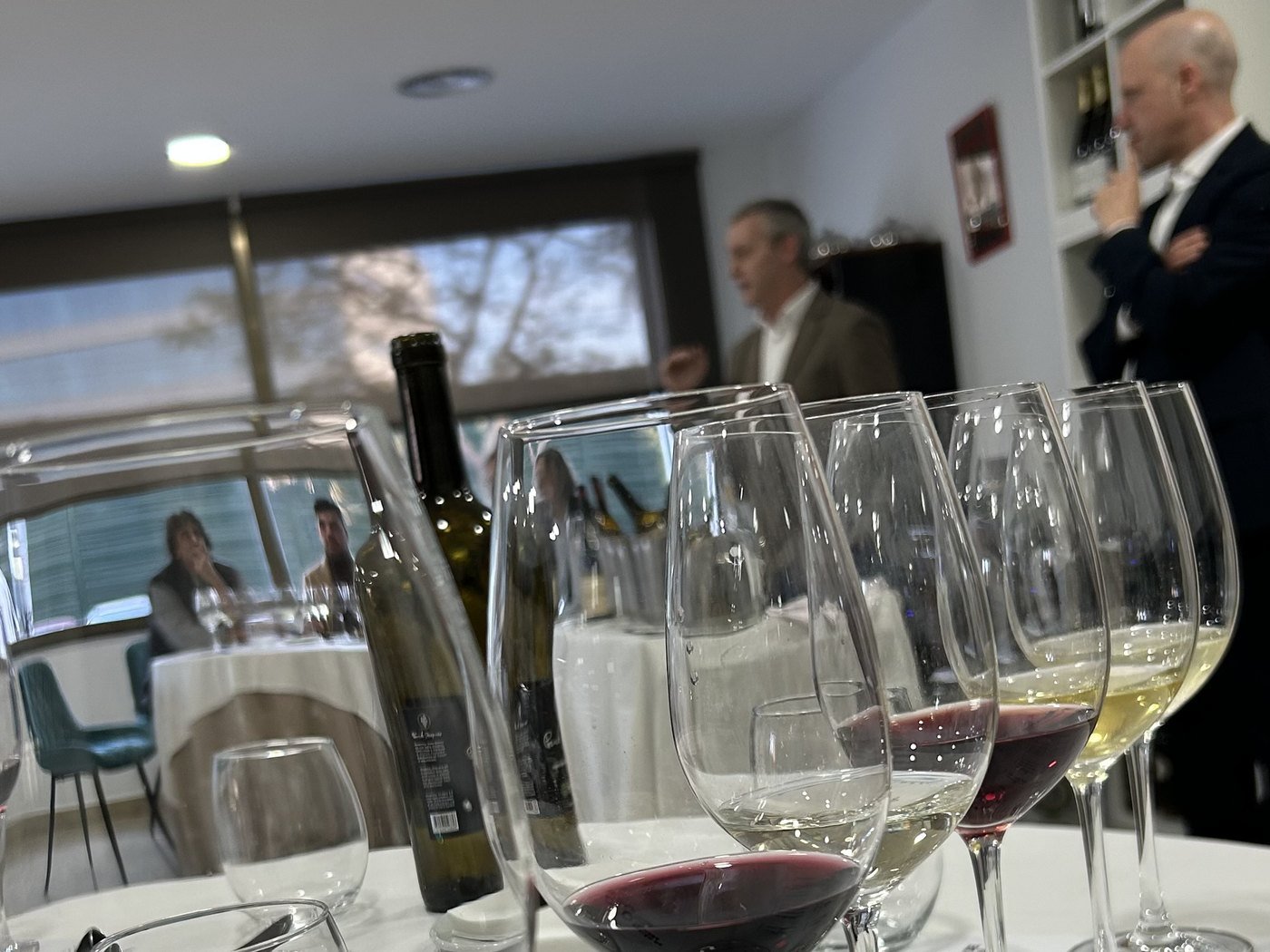 Copas de vino preparadas para una cata en la Escola d'Hostaleria de Castelldefels